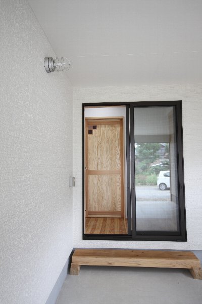 ガレージと繋がる室内。雨の日は車から降りて濡れずに室内へいけるのが嬉しいですね♪