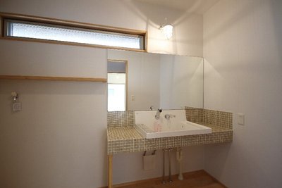 造作洗面化粧台の下はオープンにすることですっきりした印象に！