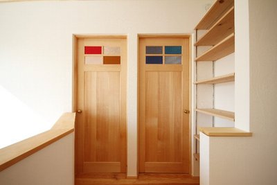 子供室の造作建具。輸入ガラスはお子様それぞれに合ったカラーで。