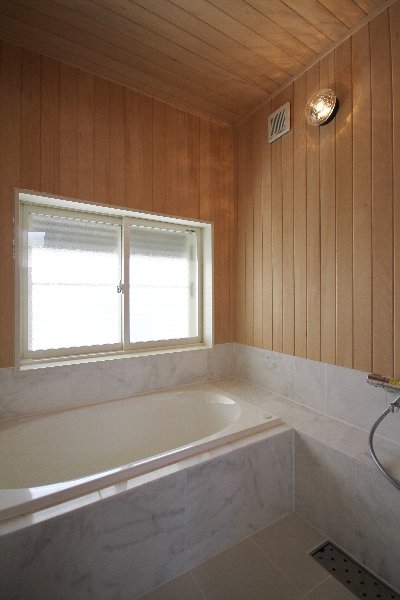壁は一面、ヒバ板貼りの浴室。南に配置した浴室はカビが生えにくいという利点も♪ 壁は一面、ヒバ板貼りの浴室。南に配置した浴室はカビが生えにくいという利点も♪