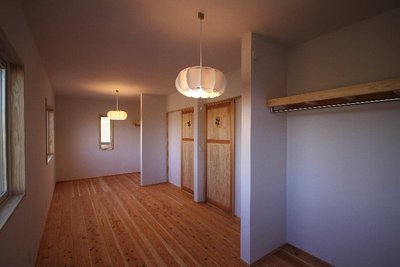 子供室。パンプキンの照明が部屋を可愛い雰囲気にしてくれますね。