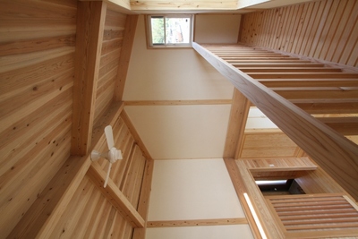 吹き抜けに面して設けられたキャットウォーク。いろいろと便利です♪ 吹き抜けに面して設けられたキャットウォーク。いろいろと便利です♪