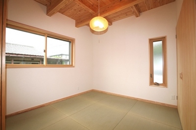 来客時は個室として対応できる和室。リビング・ダイニング・和室と縦長に広がった間取り。
2階に上がらなくてもそこで身支度ができるように姿見も収納できる2帖分の広い納戸をつくりました。