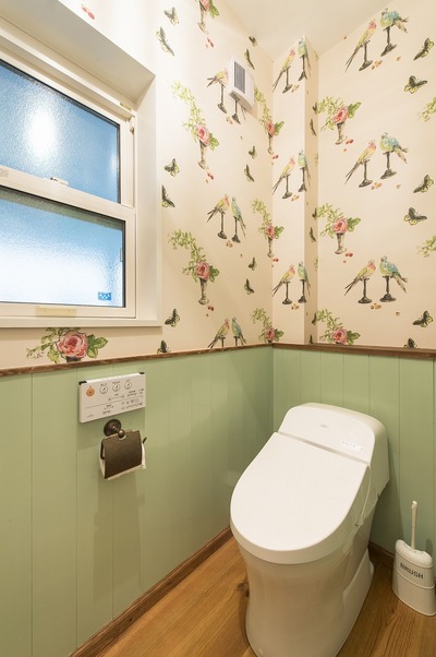 洋書の一ページに登場しそうなイギリス壁紙をあしらったトイレ。