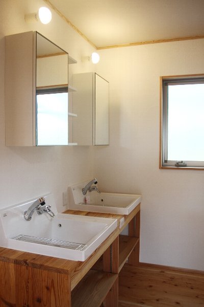 洗面台は２つ並べ、忙しい朝もパパッと身支度できる快適な空間に仕上げました