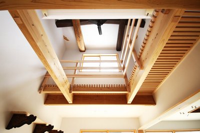 重厚感のある吹抜け上部の梁材 重厚感のある吹抜け上部の梁材