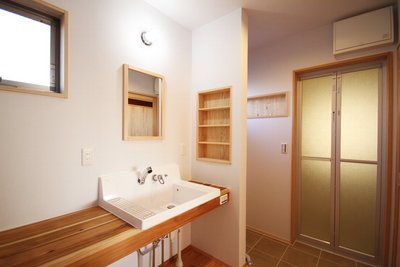 洗面・脱衣・浴室。水回りをまとめられていながらも、それぞれが独立した空間にし、十分な広さを備えています。