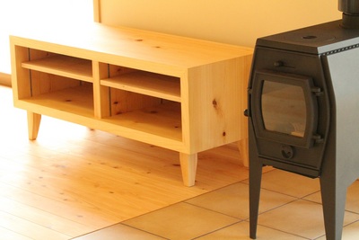 大工さんが手造りのTV台は薪ストーブの脚とおそろいに 大工さんが手造りのTV台は薪ストーブの脚とおそろいに