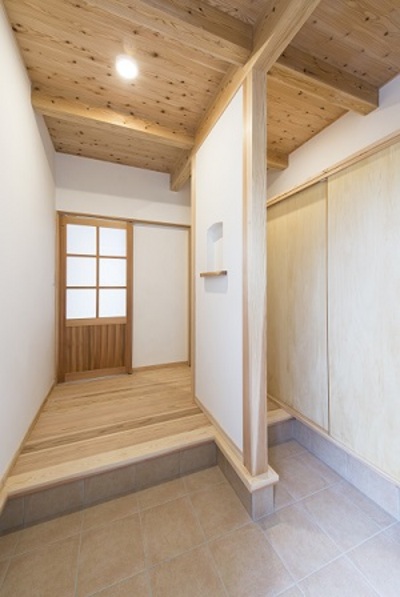 上がり口には家族用と客用の2つに分けて壁面には大きな収納を設け、片付けやすいつくりに。 上がり口には家族用と客用の2つに分けて壁面には大きな収納を設け、片付けやすいつくりに。