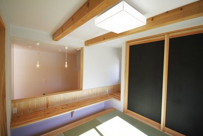 カウンターを造作し、椅子の代わりにもなるように、足を入れるスペースも考慮した和室 カウンターを造作し、椅子の代わりにもなるように、足を入れるスペースも考慮した和室