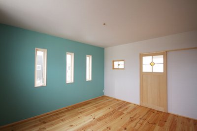 二階寝室はブルーの壁が爽やかな雰囲気にしてくれる室内に。 二階寝室はブルーの壁が爽やかな雰囲気にしてくれる室内に。