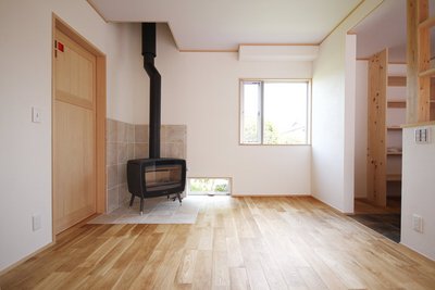 子世帯のリビングには存在感のあるドブレの薪ストーブ