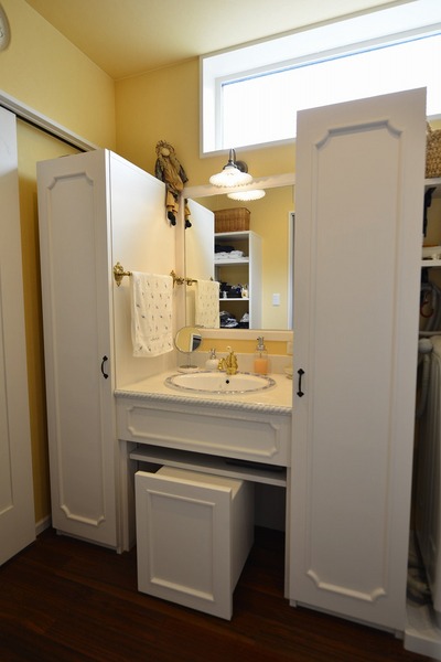 洗面台もホームランドが得意とするオリジナル仕様に。トール型収納で機能性はもちろん、全体的の統一感をだした。 洗面台もホームランドが得意とするオリジナル仕様に。トール型収納で機能性はもちろん、全体的の統一感をだした。