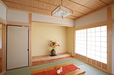 ご両親の部屋は二間つづきの和室。床の間の床板は今までお住まいの家の床板を思い出と共に再利用。心地良い縁側は桧を使用。 ご両親の部屋は二間つづきの和室。床の間の床板は今までお住まいの家の床板を思い出と共に再利用。心地良い縁側は桧を使用。