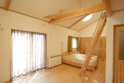 ロフト付きの日当たりのよい寝室。