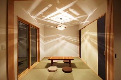 夜の和室。照明の光が幻想的な空間を演出してくれます。