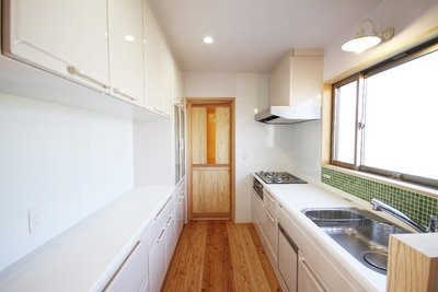 キッチンはリビングダイニングとは別にした独立型に。奥様の隠れ家的な場所になりました。