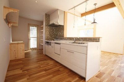 タイル貼りの対面キッチン