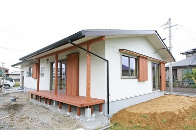 無機質な雨戸は木の枠に納まり、見た目もスッキリとオシャレに。 無機質な雨戸は木の枠に納まり、見た目もスッキリとオシャレに。