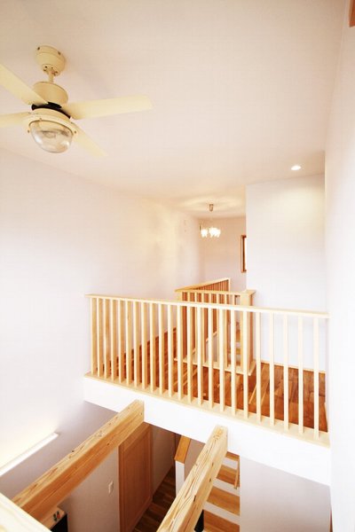 二階廊下。吹抜け上部の大窓のおかげで室内の奥にも自然光がたっぷり入ります。 二階廊下。吹抜け上部の大窓のおかげで室内の奥にも自然光がたっぷり入ります。