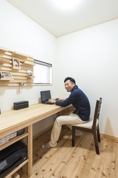 ご主人様の書斎。ＰＣとプリンターを置くためのワークデスクもつくり付け。飾る位置を変えられるディスプレイボードがお気に入り。