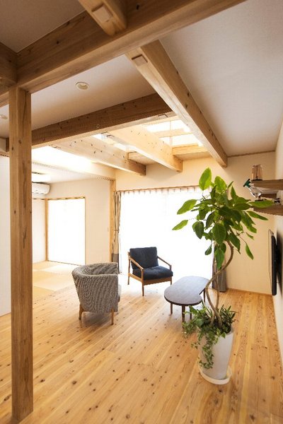 ダイニングからみるリビング。その奥には和室もあり、穏やかな雰囲気を感じられる空間です。