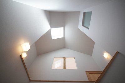 天窓から明るい光を室内に注ぎます。 天窓から明るい光を室内に注ぎます。