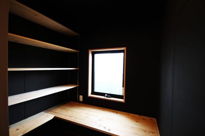 書斎。秘密基地をイメージしてつくられた、適度な広さが落ち着く空間。 書斎。秘密基地をイメージしてつくられた、適度な広さが落ち着く空間。