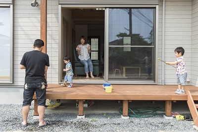 広い庭と室内を繋ぐウッドデッキは子供たちの絶好の遊び場。