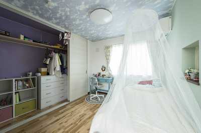 遊び心がある壁紙を採用した子供部屋