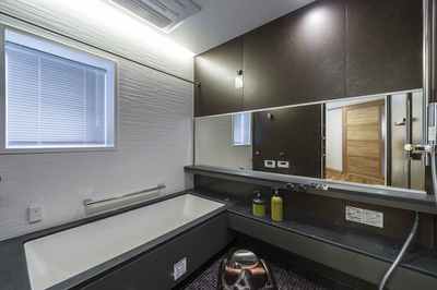 ダークブラウンの扉色がアクセントとなり高級感のある浴室。