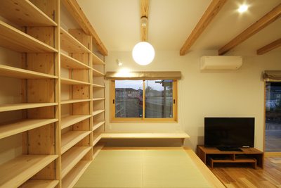 壁一面に本棚を造作。畳なので落ちついて作業にも取り組めるスペースです。