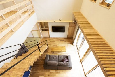 吹抜け上部は3方向から自然光が注ぎ、日中は部屋の隅々まで明るいです。