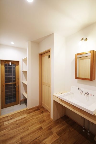 勝手口は水回りに繋がり、お子様の泥んこ汚れも室内を汚さず済みます