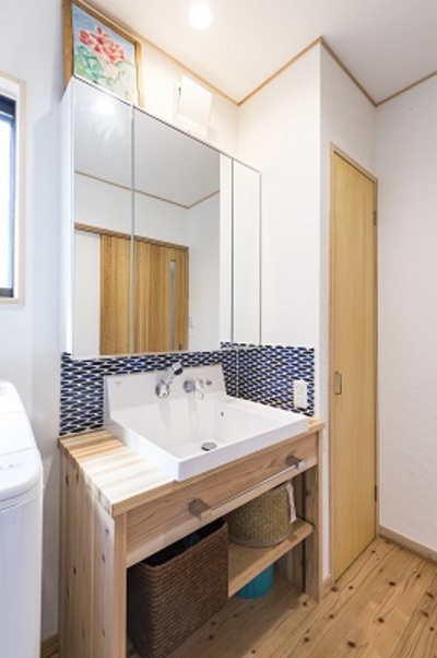 洗面台のタイルはブルーをチョイス。浴室の壁とリンクさせ統一感を出しています。 洗面台のタイルはブルーをチョイス。浴室の壁とリンクさせ統一感を出しています。