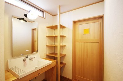 洗面台の鏡は時計が電子表示される、TOYO KITCHENのアイテムです。 洗面台の鏡は時計が電子表示される、TOYO KITCHENのアイテムです。