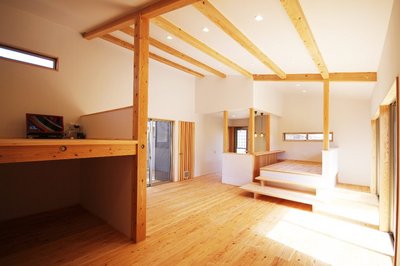 ダイニングも段差をつけた空間にし、カウンターも造作しました