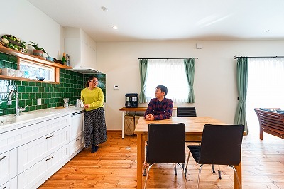 壁に面したキッチンでダイニングにゆとりの空間が生まれた。
木製キッチンは、奥様お気に入りのグリーンのタイルがポイント。 壁に面したキッチンでダイニングにゆとりの空間が生まれた。
木製キッチンは、奥様お気に入りのグリーンのタイルがポイント。