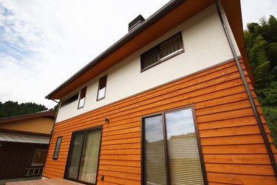 レッドシダーの鎧張りの外壁にし、重厚感ある雰囲気に仕上がりました。 レッドシダーの鎧張りの外壁にし、重厚感ある雰囲気に仕上がりました。