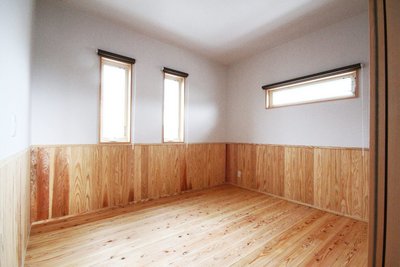 子供室は無垢材の腰壁にし、汚れも気にならず子供達が思い切り遊べます