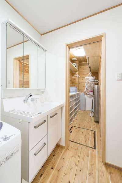 洗面脱衣所のアイロン掛けスペース。