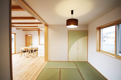 和室からキッチンは見えない設計です。 和室からキッチンは見えない設計です。