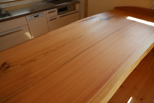 500年以上の一枚板をキッチンカウンターに使用。作業台兼食卓テーブルとして活躍中