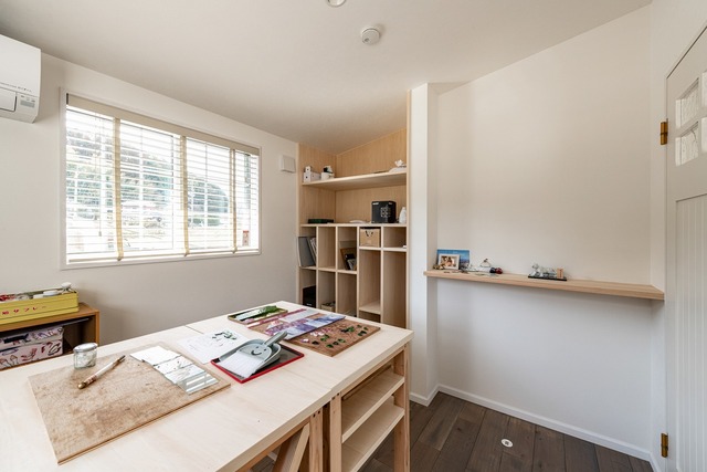 奥様の趣味はステンドクラスつくり。

お仕事で時間が空いた時の気分転換にいつでも作業できる部屋があります。ガラスの大きさで
仕分けて収納できる棚や作業台はサイズ指定で作ったので作業もはかどります。