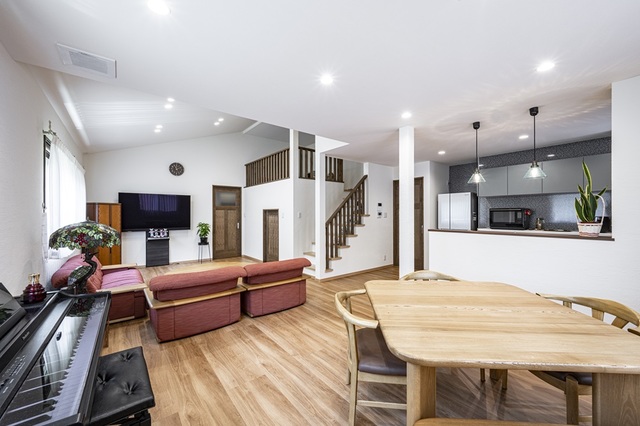 斜天井のおかげで天井が高く、開放感のあるリビング。