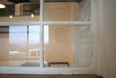 飾り窓がお部屋のアクセントになっています