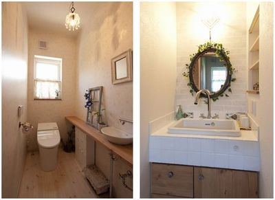 　小物を飾ったトイレや、オリジナル洗面化粧台。 
化粧台の白いタイルは清涼感があって狭さを感じません。