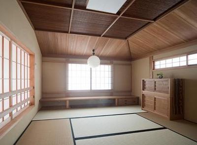 窓際には、足を下ろせる書斎カウンター付きの和室。