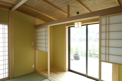 温かな日だまりの縁側は、贅沢空間。室内に居ながら外の景色が楽しめる雪見障子も、純和風住宅ならではの嬉しい演出。