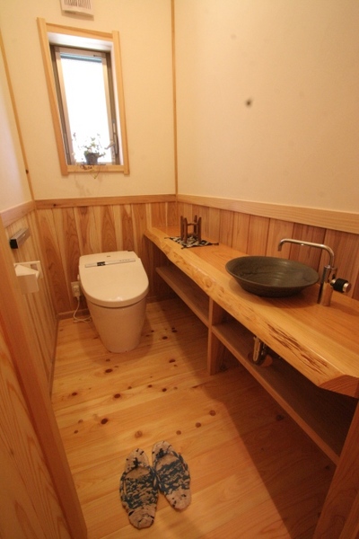 トイレのカウンターも木。ついつい長居したくなります トイレのカウンターも木。ついつい長居したくなります